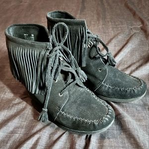 MINNETONKA FRINGE ANKLE WEDGE BOOT 8.5